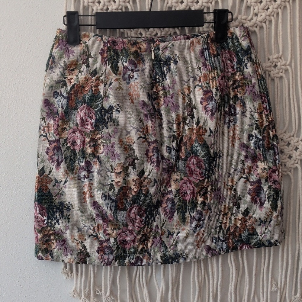 Floral Tapestry Women's Mini Skirt Size 4, Runs Small - Picture 2 of 4